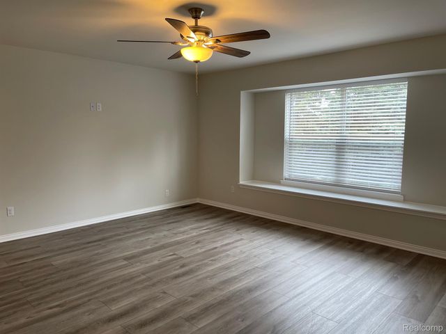 4156 SECLUDED PINES DR, Sterling Heights, MI 48314