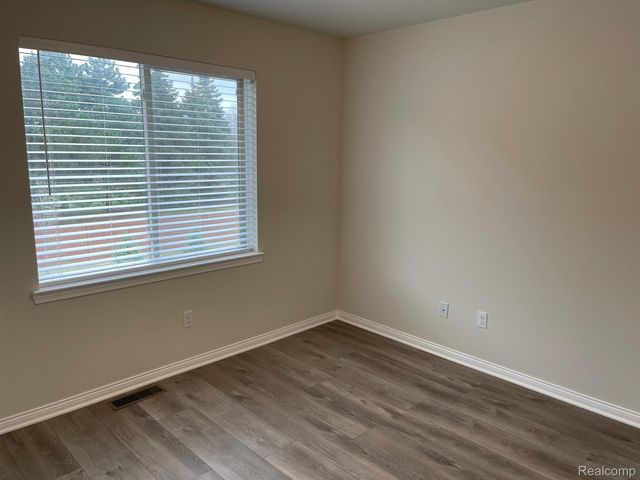 4156 SECLUDED PINES DR, Sterling Heights, MI 48314