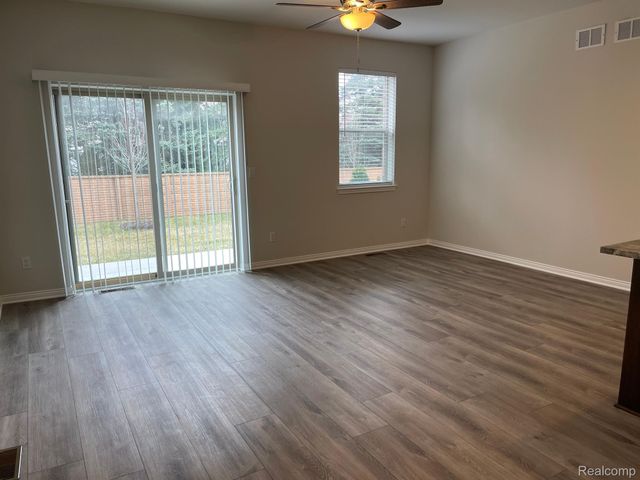 4156 SECLUDED PINES DR, Sterling Heights, MI 48314