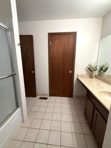 31 BUCKINGHAM Lane 31, Buffalo Grove, IL 60089