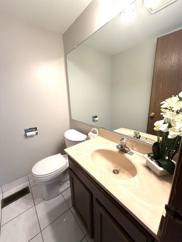 31 BUCKINGHAM Lane 31, Buffalo Grove, IL 60089