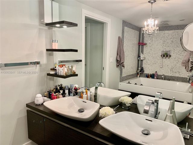 200 Biscayne Boulevard Way 4011, Miami, FL 33131