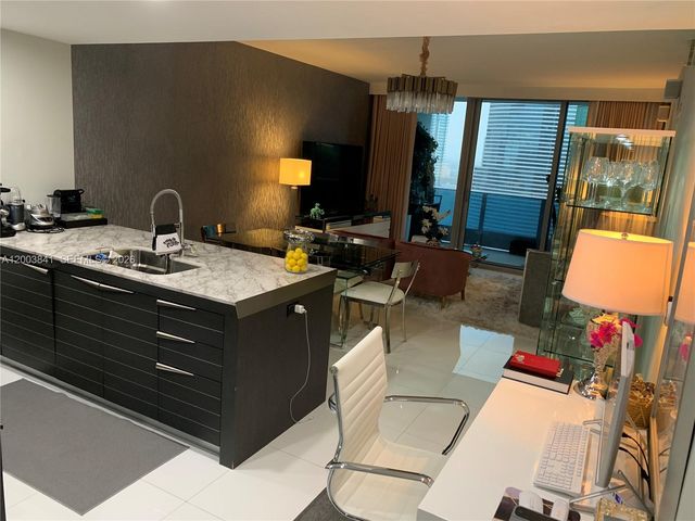 200 Biscayne Boulevard Way 4011, Miami, FL 33131