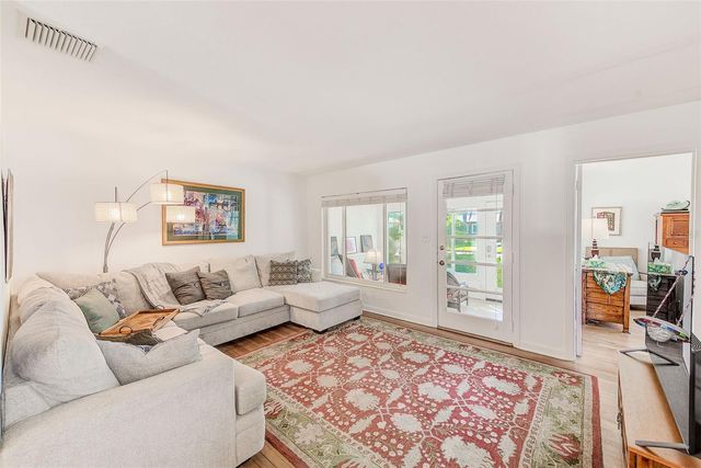 240-242 MATEO WAY NE, St Petersburg, FL 33704