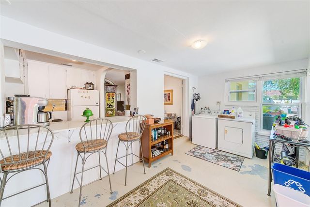 240-242 MATEO WAY NE, St Petersburg, FL 33704