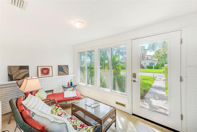 240-242 MATEO WAY NE, St Petersburg, FL 33704