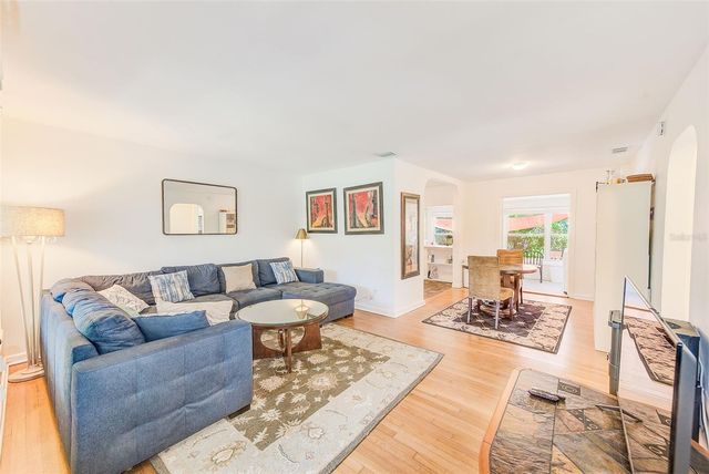 240-242 MATEO WAY NE, St Petersburg, FL 33704