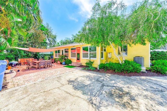 240-242 MATEO WAY NE, St Petersburg, FL 33704