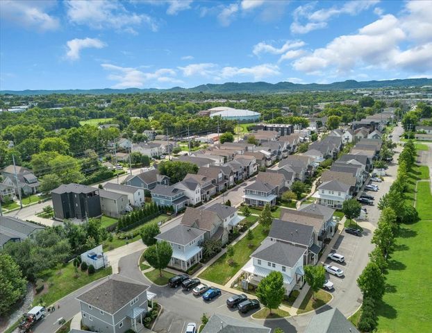 1079 Treaty Oaks Dr, Nashville, TN 37209