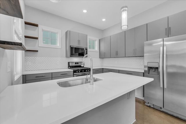 1079 Treaty Oaks Dr, Nashville, TN 37209