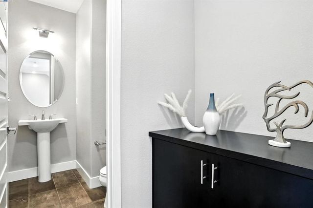 477 Mitchell Ave, Alameda, CA 94501