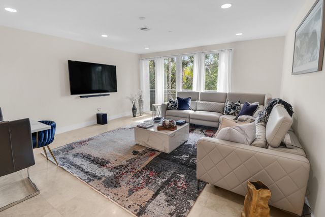 814 NE 19TH Avenue, Fort Lauderdale, FL 33304