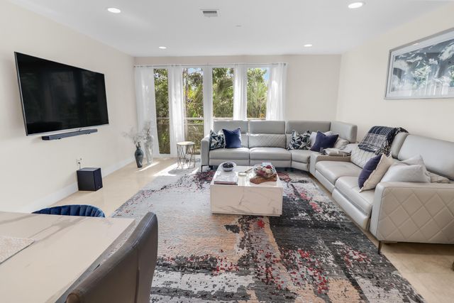 814 NE 19TH Avenue, Fort Lauderdale, FL 33304