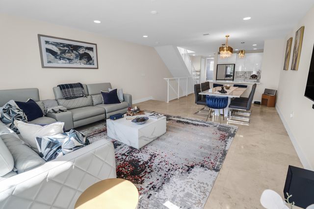 814 NE 19TH Avenue, Fort Lauderdale, FL 33304