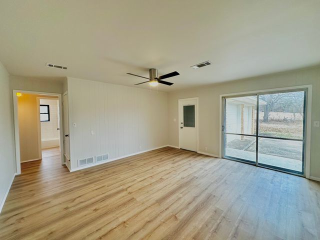 1210 E Jefferson Street, Van Alstyne, TX 75495