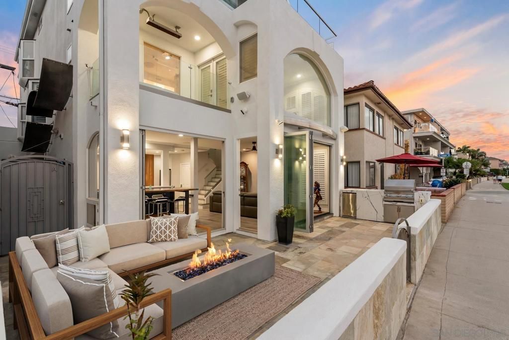 Image 2 of property listing at 3490 Bayside Walk A, San Diego, CA 92109