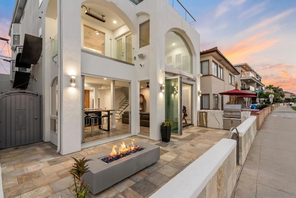 Image 3 of property listing at 3490 Bayside Walk A, San Diego, CA 92109