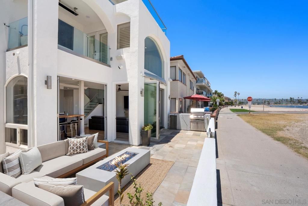 Image 39 of property listing at 3490 Bayside Walk A, San Diego, CA 92109