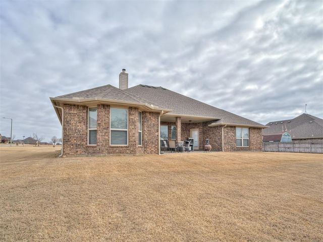 927 Fox Drive, Choctaw, OK 73020