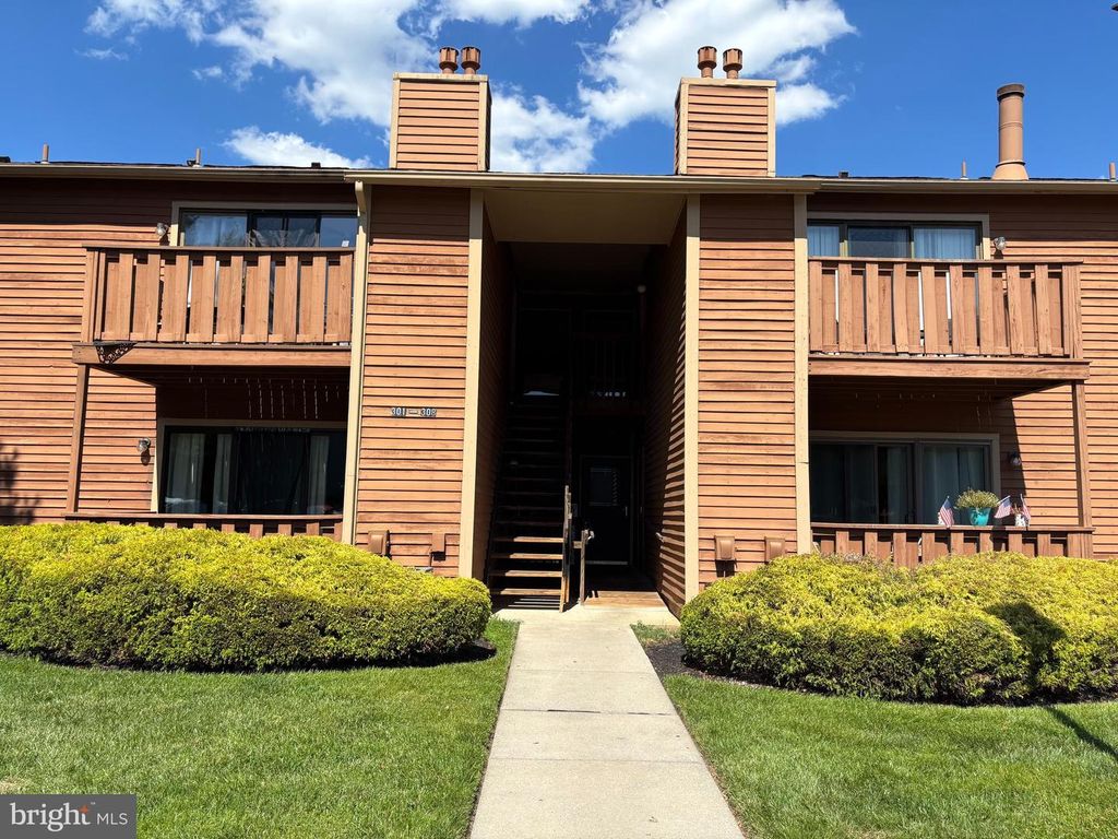 303 WOODHOLLOW DR, Marlton, NJ 08053