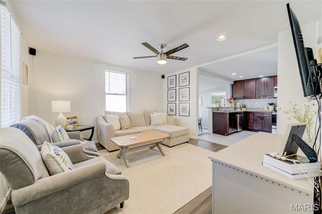 7132 Lindenwood Place, St Louis, MO 63109