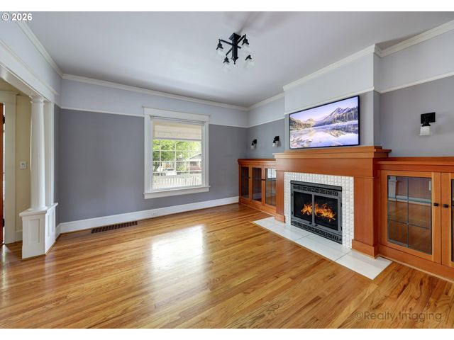 2448 Nw SAVIER St, Portland, OR 97210