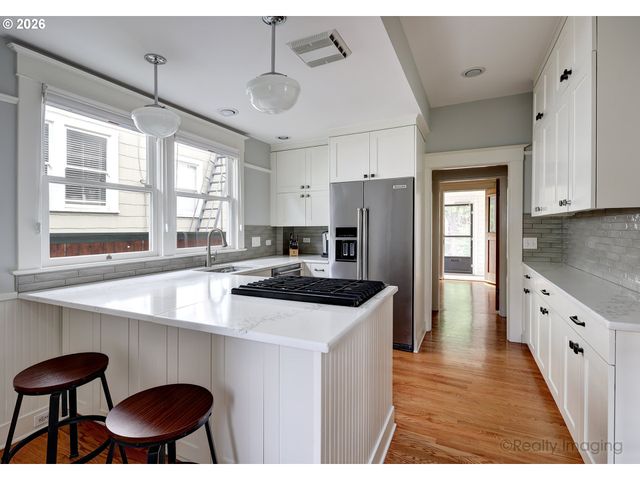 2448 Nw SAVIER St, Portland, OR 97210