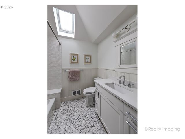 2448 Nw SAVIER St, Portland, OR 97210