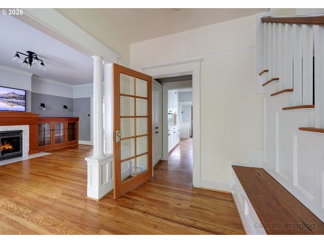 2448 Nw SAVIER St, Portland, OR 97210