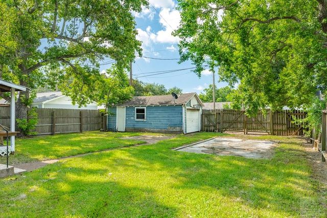 405 13th Ave N, Texas City, TX 77590