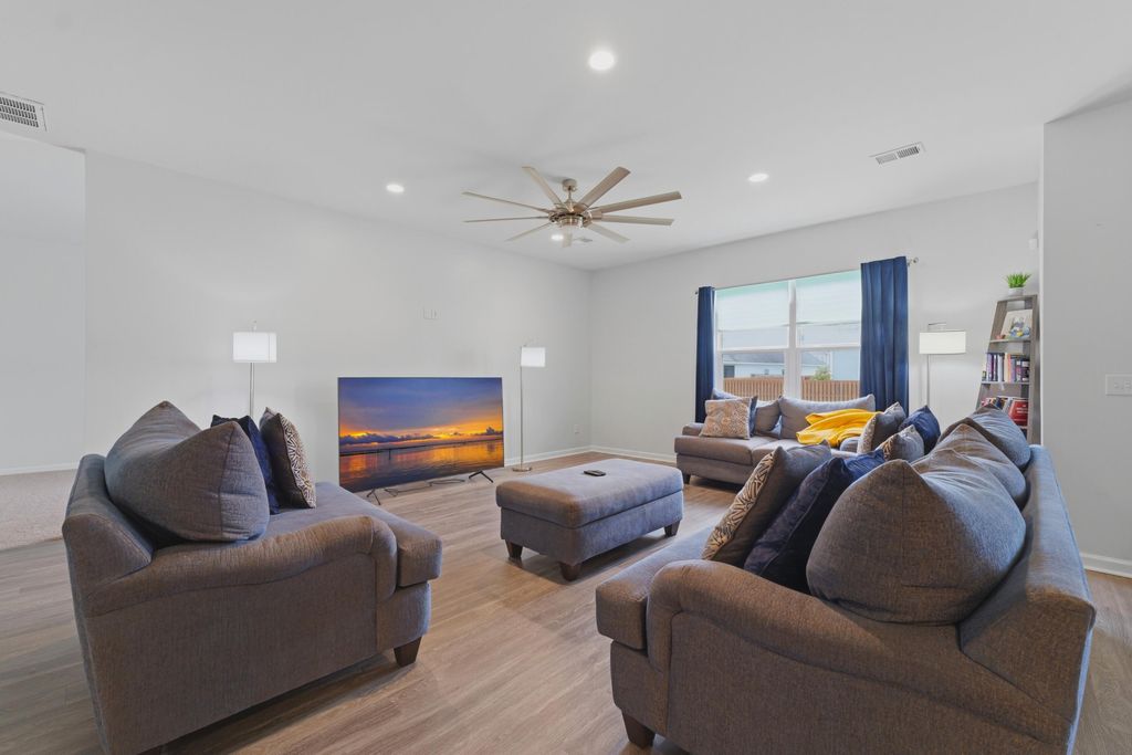 Image 11 of property listing at 437 Silent Bluff Drive, Summerville, SC 29486