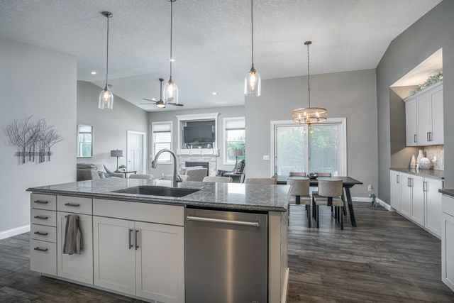 1455 W 39th Street, Davenport, IA 52806