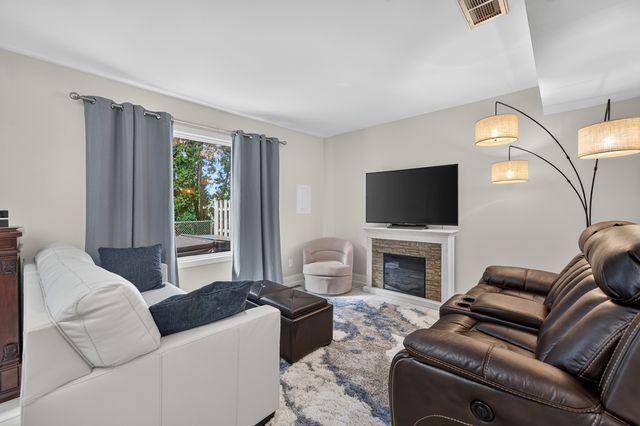 6 Cypress Square, Elgin, IL 60123