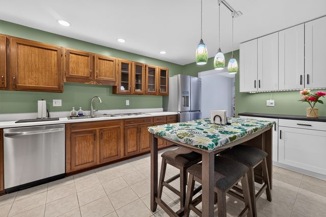 6 Cypress Square, Elgin, IL 60123