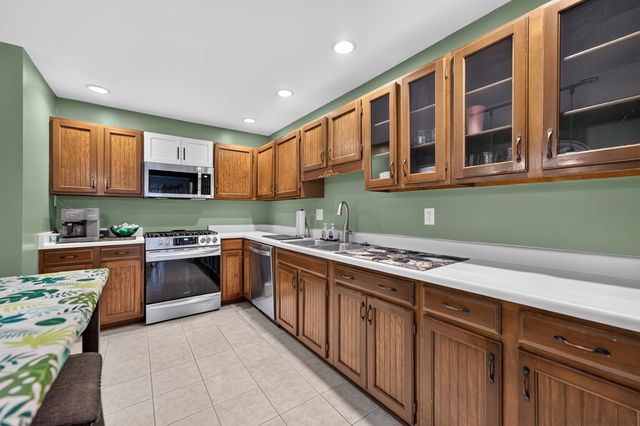 6 Cypress Square, Elgin, IL 60123