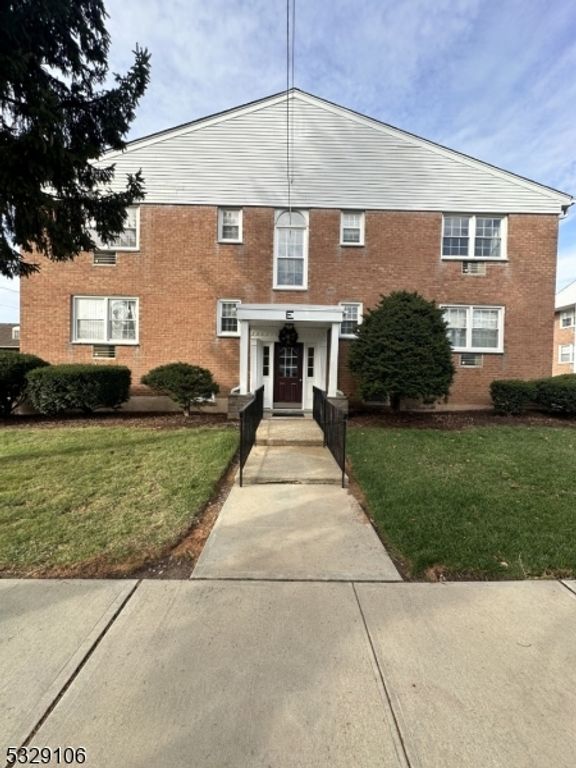 565 Grove St E-16 16, Clifton City, NJ 07013