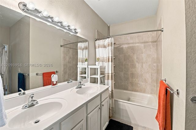 1025 NE 207th Ter, Miami, FL 33179