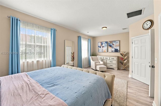 1025 NE 207th Ter, Miami, FL 33179