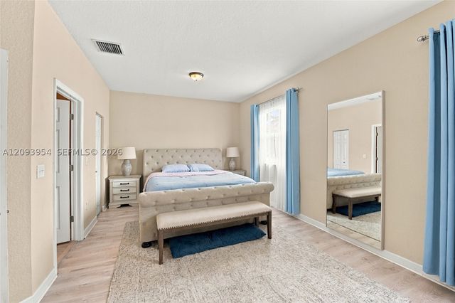 1025 NE 207th Ter, Miami, FL 33179