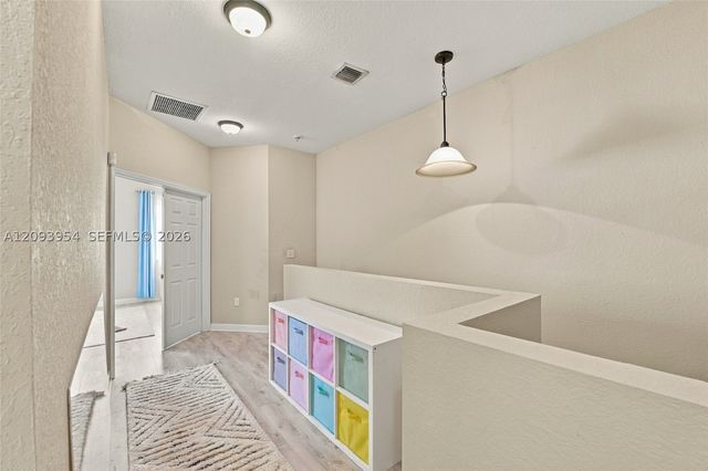 1025 NE 207th Ter, Miami, FL 33179