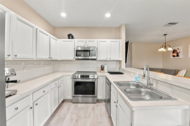 1025 NE 207th Ter, Miami, FL 33179