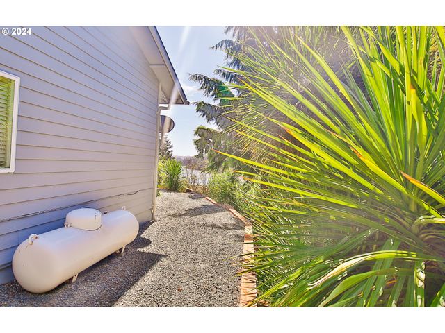 311 COUNCIL HILL Rd, Lakeside, OR 97449