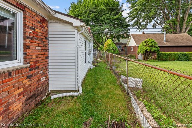 25141 Burt, Center Line, MI 48015