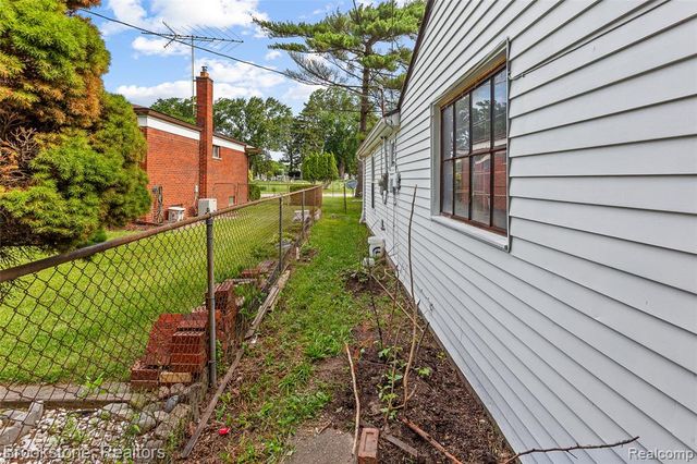25141 Burt, Center Line, MI 48015