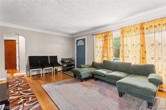 25141 Burt, Center Line, MI 48015