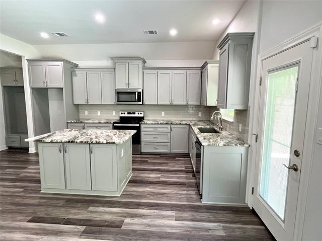 108 W Keamuku CT, Bastrop, TX 78602
