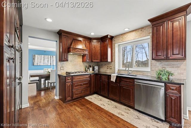 18124 Bayside Drive, Macomb, MI 48042