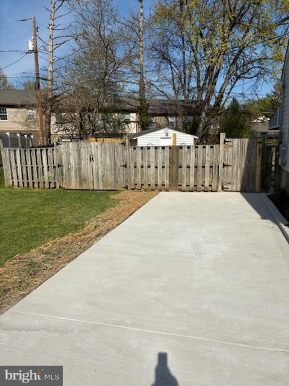 Image 18 of property listing at 6908 DIGBY RD, Baltimore, MD 21207