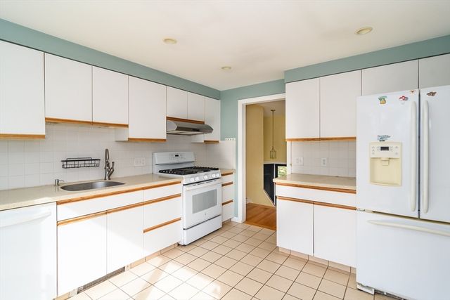 7 Gregory Lane, Wayland, MA 01778