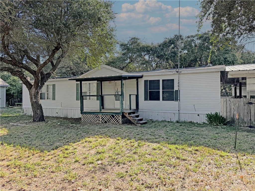 220 W Linden St, Rockport, TX 78382 — exterior